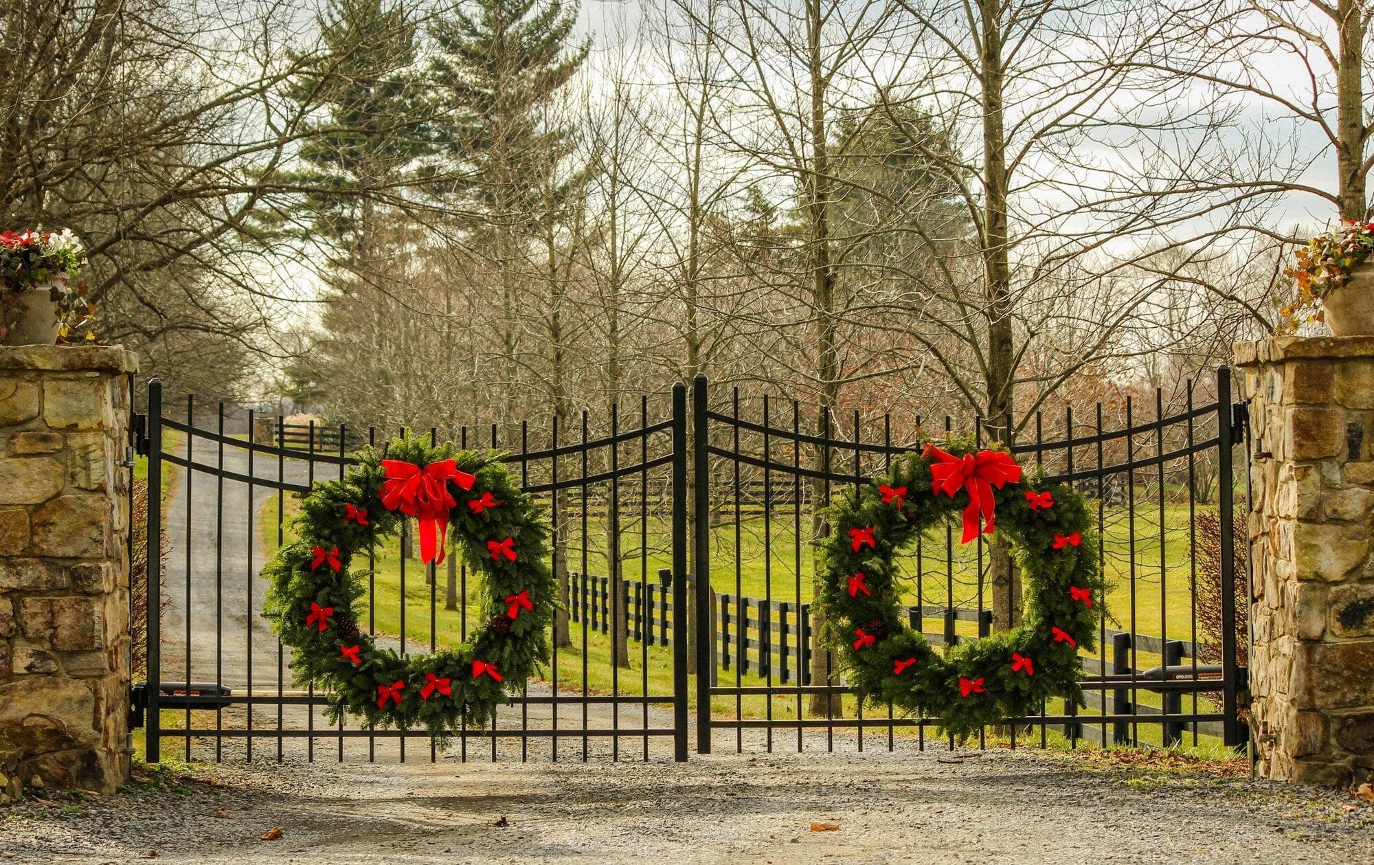 Holiday Cheer or HOA Fines? A Guide to HOA Holiday Decorating Rules